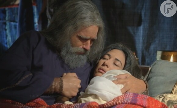 No capítulo desta quinta-feira, 30 de junho de 2016, Moisés (Guilherme Winter) abraça o corpo de Zípora (Giselle Itié) após a mulher morrer dormindo