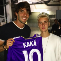Kaká presenteia Justin Bieber com camisa de time: 'Muito bom te conhecer!'