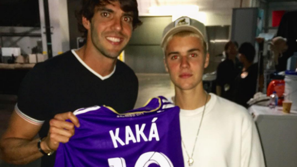 Kaká presenteia Justin Bieber com camisa de time: 'Muito bom te conhecer!'