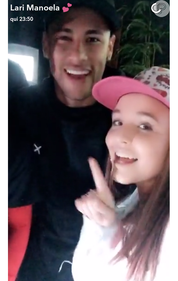 Larissa Manoela mostrou no Snapchat o momento em que encontrou Neymar na festa