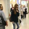 Sophia Abrahão também caminha sozinha pelo aeroporto