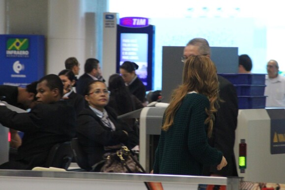 Sophia Abrahão passa seus pertecences no raio x do aeroporto