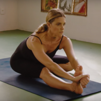 Fernanda Lima mostra flexibilidade em aula de ioga: 'Mergulhada há 15 anos'