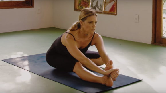 Fernanda Lima mostra flexibilidade em aula de ioga: 'Mergulhada há 15 anos'