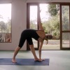 Fernanda Lima mostra flexibilidade em aula de ioga publicada em seu canal no Youtube