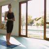Fernanda Lima mostra flexibilidade em aula de ioga publicada em seu canal no Youtube