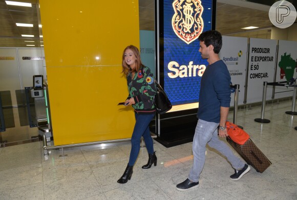 Marina Ruy Barbosa e Xandinho Negrão estavam sorridentes no Aeroporto Internacional do Rio de Janeiro antes de embarcarem para a Tailândia