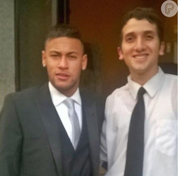 Neymar aparece de smoking e gravata em fotos postadas por fãs no Instagram