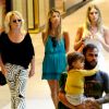 Ana Maria Braga passeia com a família em shopping carioca neste sábado, 02 de julho de 2016, onde enfrentou fila para levar o neto para assistir uma peça de teatro