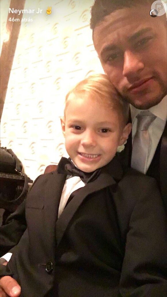 Neymar vestiu o filho, Davi Lucca, de 4 anos, de smoking, para ir ao casamento de um amigo, em junho de 2016