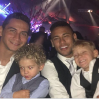 Neymar usa máscara de Batman em festa que foi com o filho Davi Lucca. Fotos!