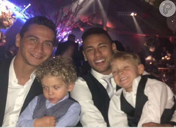 Neymar e o filho, Davi Lucca, de 4 anos, posam na companhia dos amigos Paulo Henrique Ganso e Henrico, de 1 ano e dez meses, em festa neste sábado, 02 de julho de 2016
