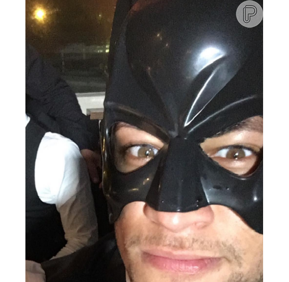 Neymar brincou com uma máscara de Batman na festa em que esteve na companhia do amigo Paulo Henrique Ganso, neste sábado, 02 de julho de 2016