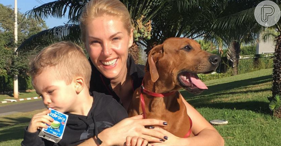 Ana Hickmann fez caminhada neste domingo, 03 de julho de 2016, com os seus "meninos": o filho Alexandre, de 2 anose três meses, e o cachorro, Cauã