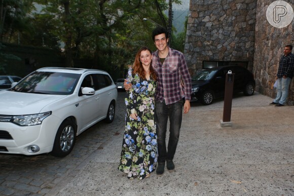 Mateus Solano apostou em camisa xadrez, enquanto a mulher, Paula Braun, usou vestido floral para ir à festa julina promovida por Luciano Huck e Angélica neste domingo, 3 de julho de 2016