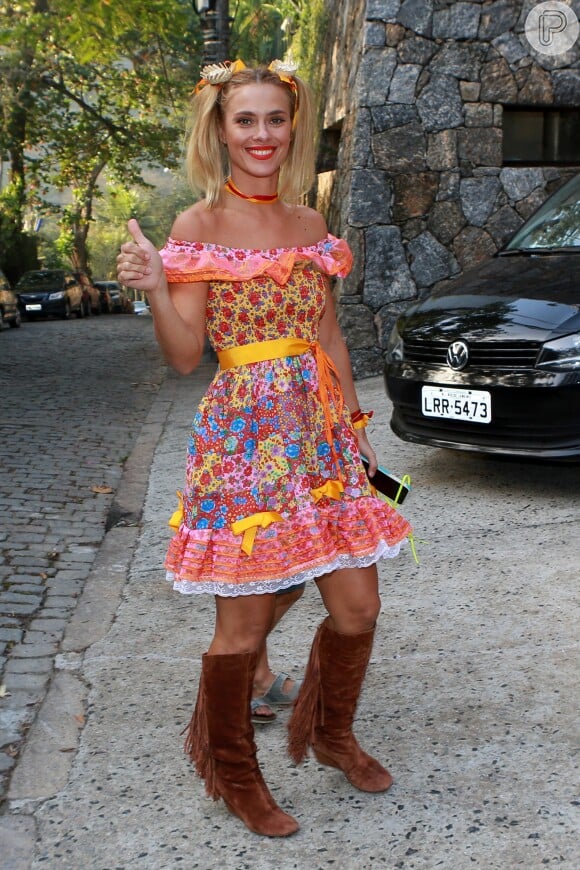 Carolina Dieckmann também incorporou o clima da festa: maria-chiquinha, vestido colorido e botas com franjas