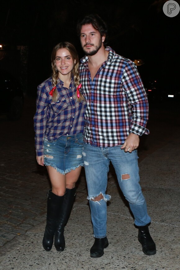Monique Alfradique e o namorado, Gabriel Sala, foram com looks parecidos na festa julina de Luciano Huck e Angélica. O casal apostou na combinação jeans, xadrez e botas