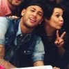 Por lá, a atriz encontrou com o ex-namorado Neymar, que posou para as fotos ao lado de outros amigos famosos