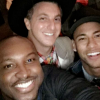 Neymar posou para as fotos ao lado de Thiaguinho, Luciano Huck e Rafael Zulu