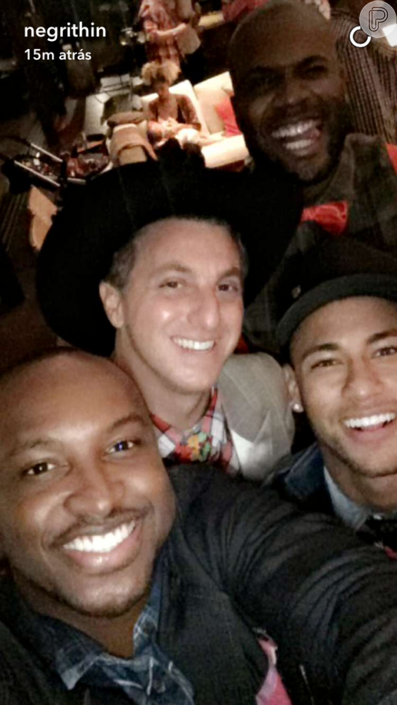 Neymar posou para as fotos ao lado de Thiaguinho, Luciano Huck e Rafael Zulu
