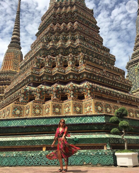 Marina Ruy Barbosa escolheu vestido estampado e soltinho para passeio em templo budista na Tailândia