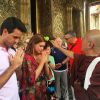 Marina Ruy Barbosa e namorado, Xandinho Negrão, recebem benção em templo budista na Tailândia