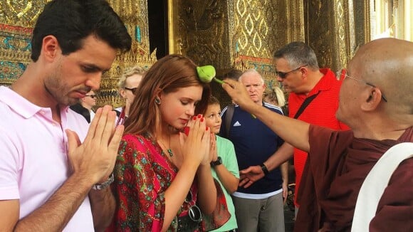 Marina Ruy Barbosa e namorado, Xandinho Negrão, recebem benção em templo budista