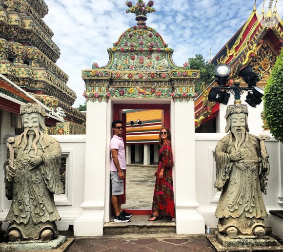Marina Ruy Barbosa e o namorado, Xandinho Negrão, posam em templo budista na Tailândia