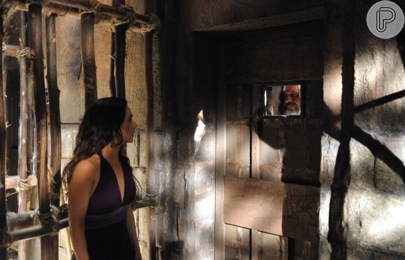 Raabe (Miriam Freeland) é presa em uma cela do palácio por Tibar (Leonardo Franco), na novela 'A Terra Prometida', na terça-feira 12 de julho de 2016