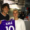Justin Bieber posou com o jogador Kaká nos bastidores de um show