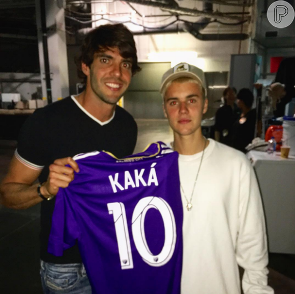 Justin Bieber posou com o jogador Kaká nos bastidores de um show