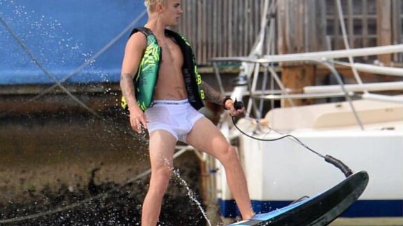 Justin Bieber arranca elogios ao entrar no mar de cueca branca: 'Que bumbum'