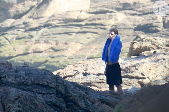 Cauã Reymond chora na praia ao saber que câncer de tia se tornou metástase