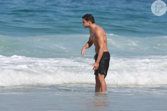 Cauã Reymond esteve na praia da Joatinga, Zona Sul do Rio, na última segunda-feira, 4 de julho de 2016