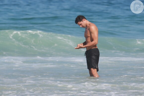 Cauã Reymond esteve na praia da Joatinga, Zona Sul do Rio, na última segunda-feira, 4 de julho de 2016