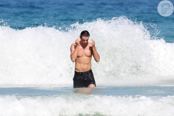 Cauã Reymond esteve na praia da Joatinga, Zona Sul do Rio, na última segunda-feira, 4 de julho de 2016
