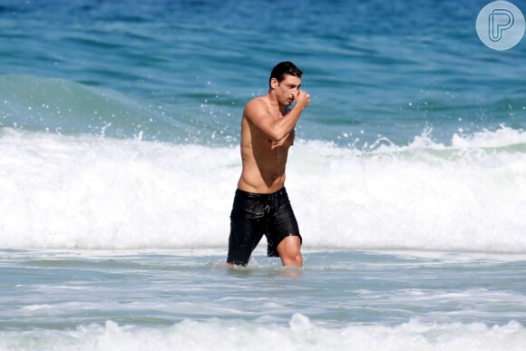 Cauã Reymond esteve na praia da Joatinga, Zona Sul do Rio, na última segunda-feira, 4 de julho de 2016