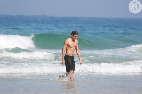 Cauã Reymond esteve na praia da Joatinga, Zona Sul do Rio, na última segunda-feira, 4 de julho de 2016