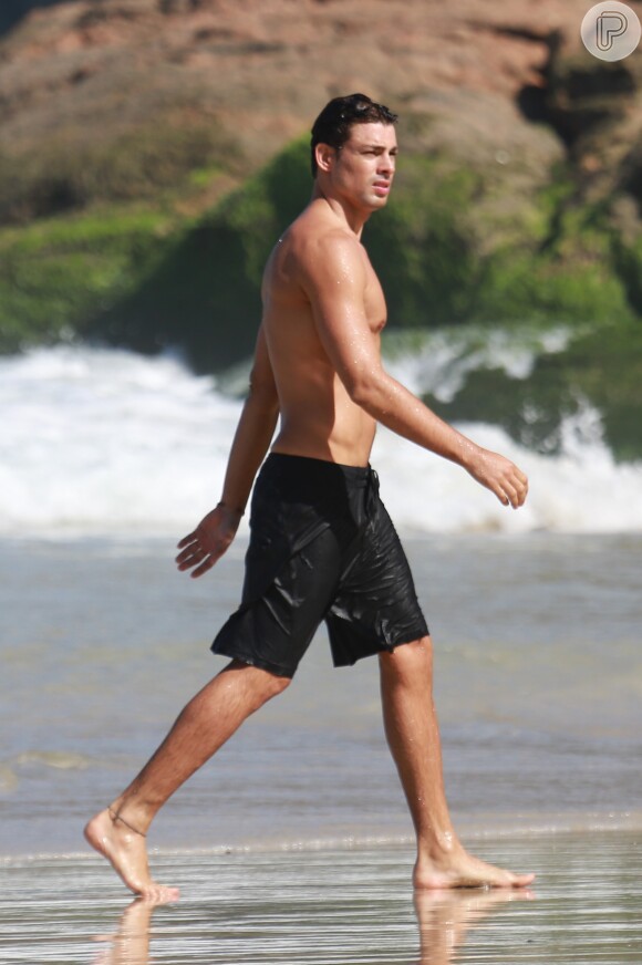 Cauã Reymond esteve na praia da Joatinga, Zona Sul do Rio, na última segunda-feira, 4 de julho de 2016