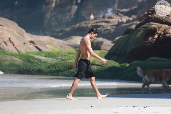 Cauã Reymond esteve na praia da Joatinga, Zona Sul do Rio, na última segunda-feira, 4 de julho de 2016