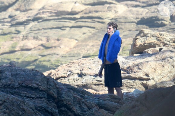 Cauã Reymond chora na praia ao saber que câncer de tia se tornou metástase