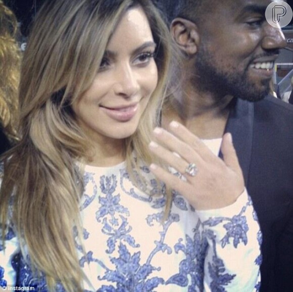 Kim Kardashian está noiva de Kanye West. O rapper pediu a sua mãe em casamento no dia de seu aniversário, em um estádio de futebol