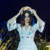 Lana Del Rey usou uma coroa de flores e um vestido acima dos joelhos em Belo Horizonte