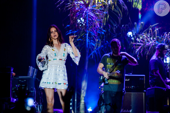 Lana Del Rey cantou sucesso como 'Burning Disire', 'Video Games' e 'National Anthem'