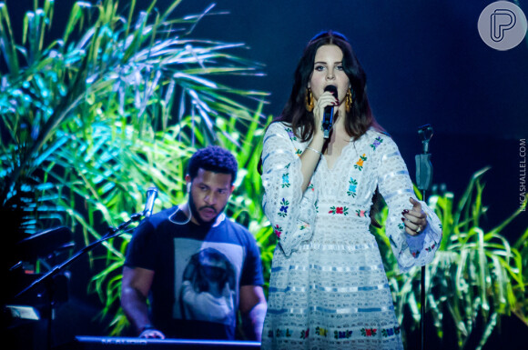 Lana Del Rey emocionou os fãs para durante sua primeira apresentação no Brasil