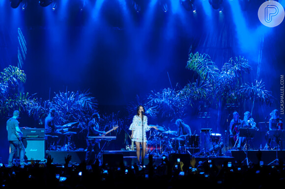 Lana Del Rey contou com árvores no cenário da 'Paradise Tour' em Belo Horizonte