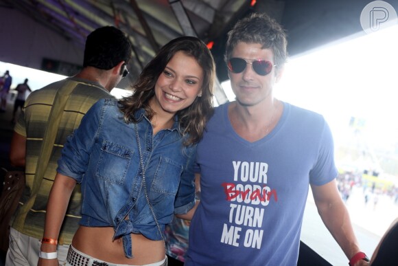 Reynaldo Gianecchini posa com a atriz Milena Toscano em festival de música, em SP, neste sábado, 9 de novembro de 2013