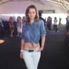 Milena Toscano esteve no festival de música e posou para fotos com uma blusa jeans amarrada que deixou a barriguinha à mostra