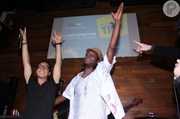 Di Ferrero e Toni Garrido cantam juntos em show em bar, no Rio de Janeiro