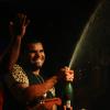 Naldo tomou um banho de champanhe em um show no Rio de Janeiro realizado na noite deste domingo (10 de novembro de 2013)